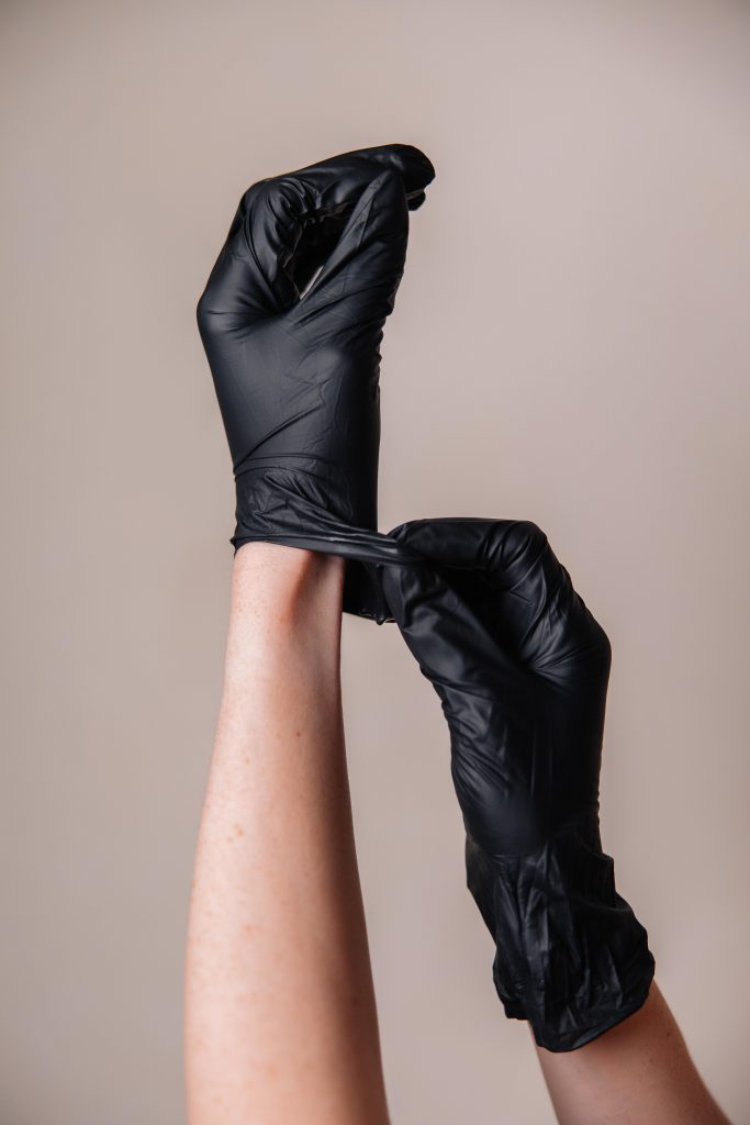 Handen met latex / hygienische handschoenen